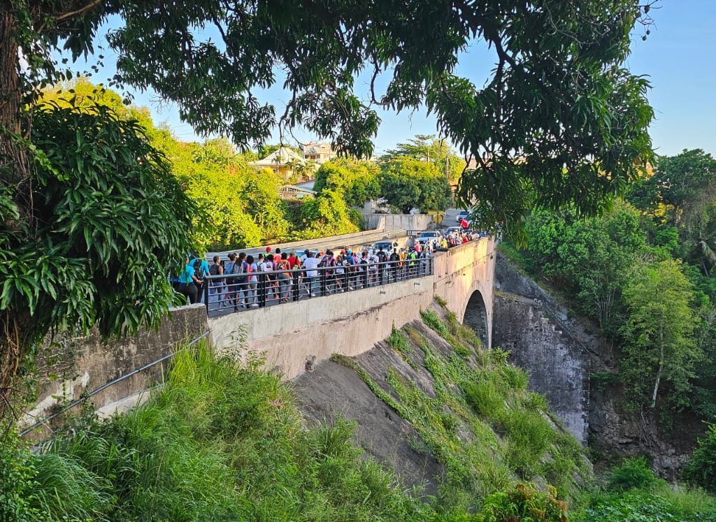 Marche en l'honneur des héros de la résistance guadeloupéenne contre l'esclavage. Les marcheurs traversent un pont en direction de Matouba.