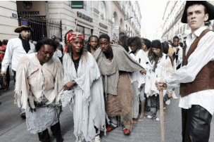 Marche-des-esclaves-Nantes1 est la représentation théâtrale de débarquement d'une cargaison d'africains déportés.