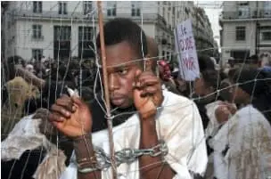 Marche-des-esclaves-nantes2 représentation théâtrale d'un débarquement d'africains déportés.