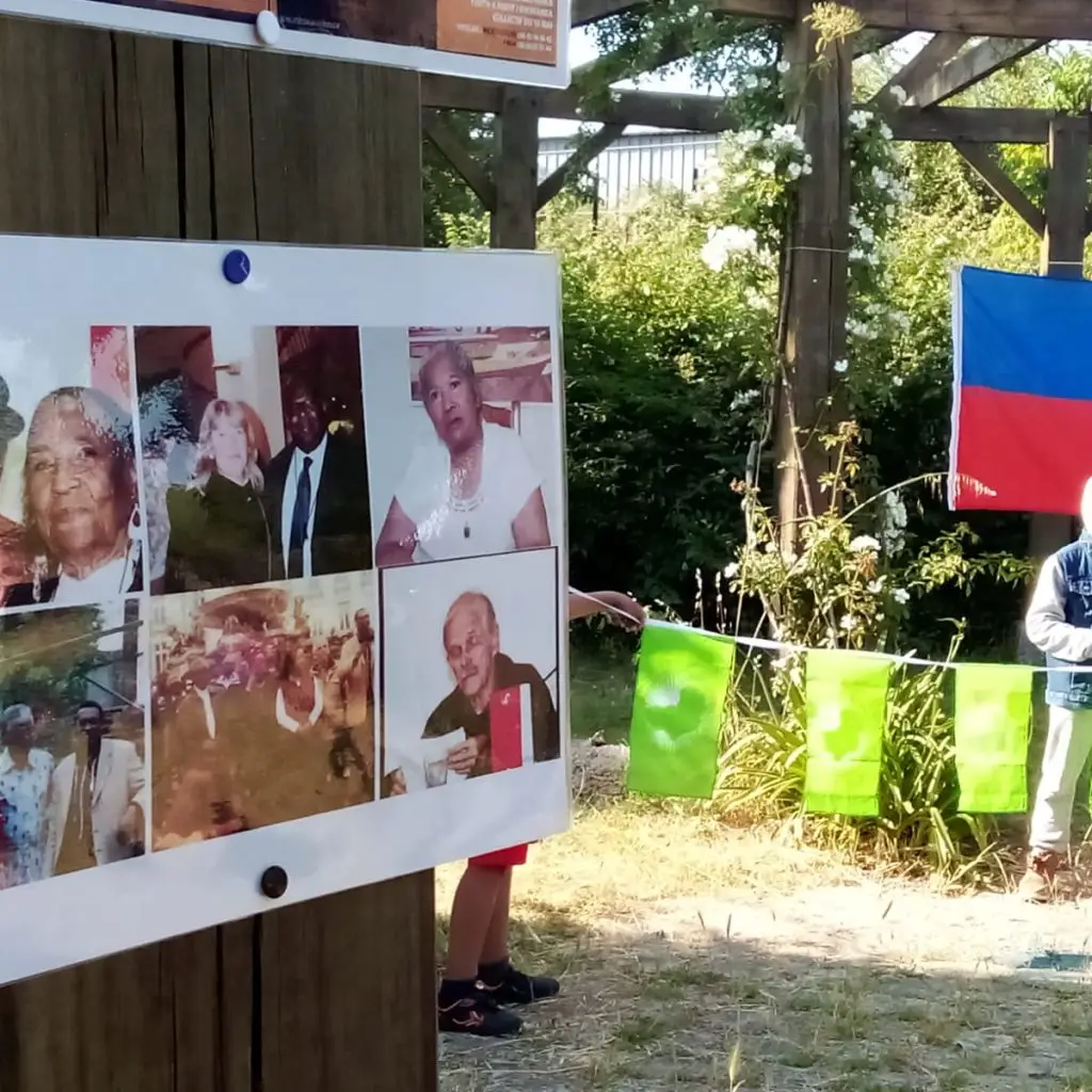 plan rapproché sur le panneau photos à gauche au square Toussaint Louverture à Nantes.