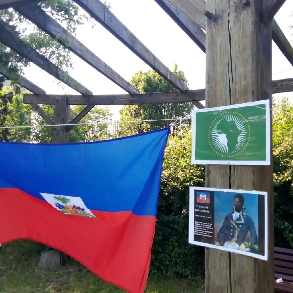 Plan rapproché sur les photos et le drapeau haïtien dans le carbet du square Toussaint Louverture-Nantes.